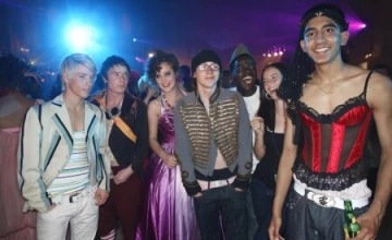 Кадр из сериала Молокососы